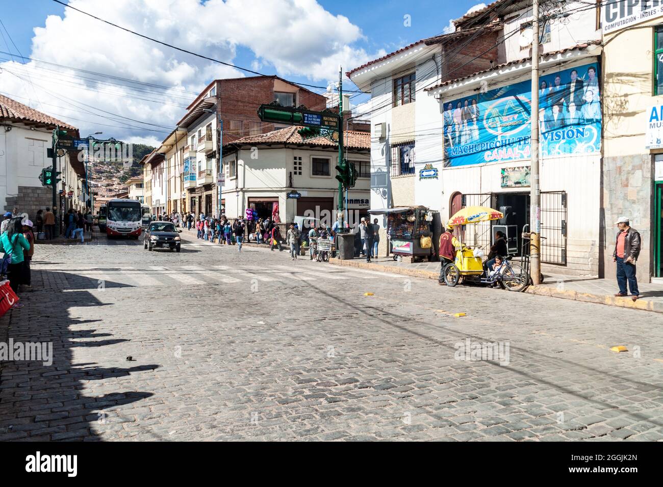 CUZCO, PERU - 23. MAI 2015: Menschen auf der Straße im Zentrum von Cuzco, Peru. Stockfoto