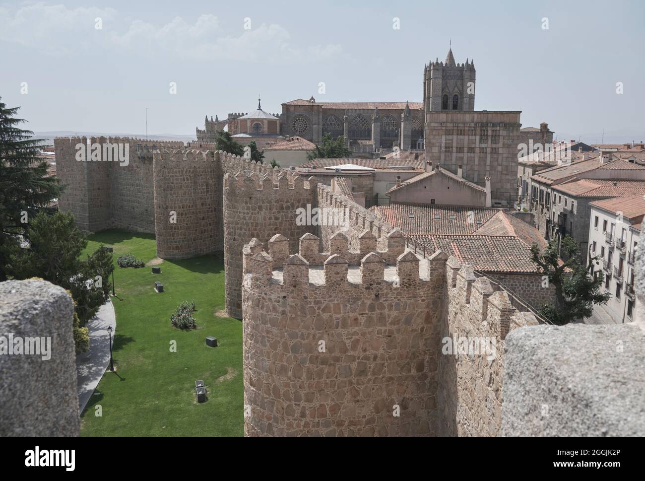 Ein Blick auf die steinerne Befestigungsmauer, die die alte rumänische Stadt Avila in Spanien umgibt Stockfoto