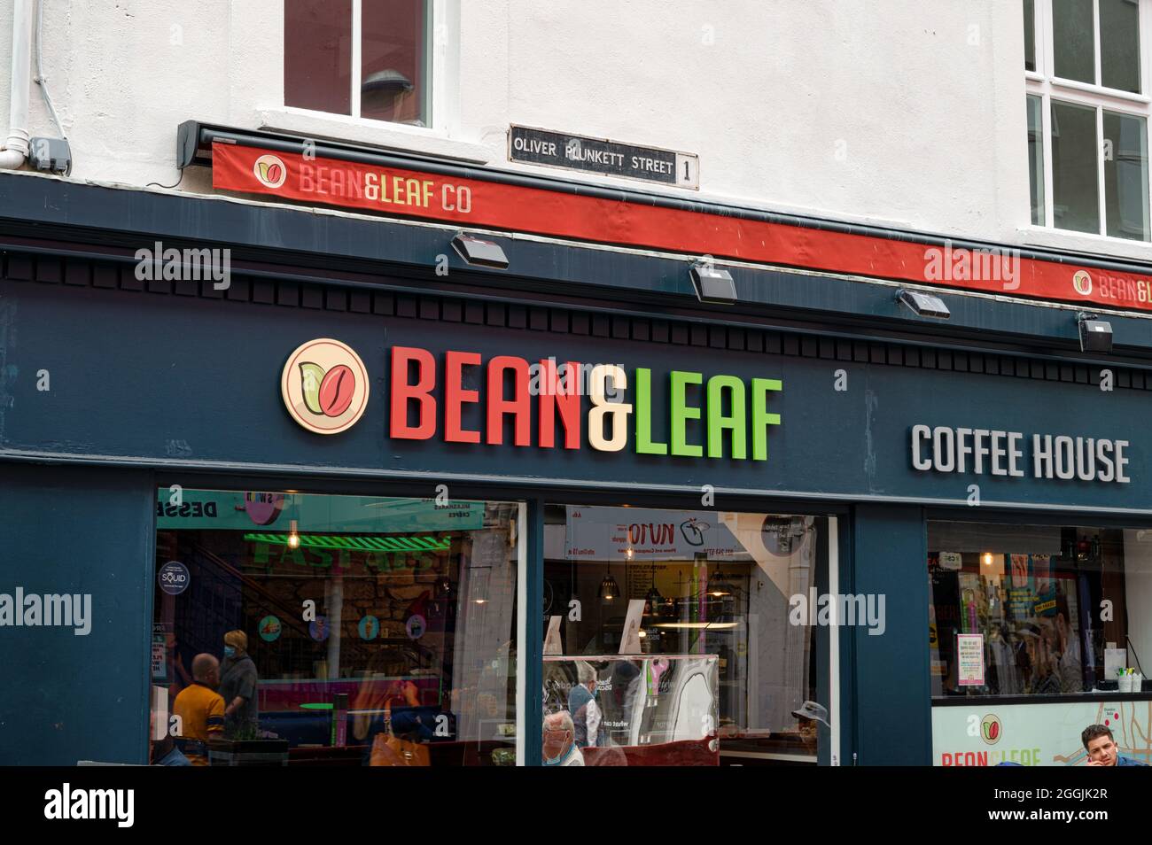 Cork, Irland - 14. Juli 2021: Das Schild für das Bean & Leaf Coffee House in Cork Stockfoto