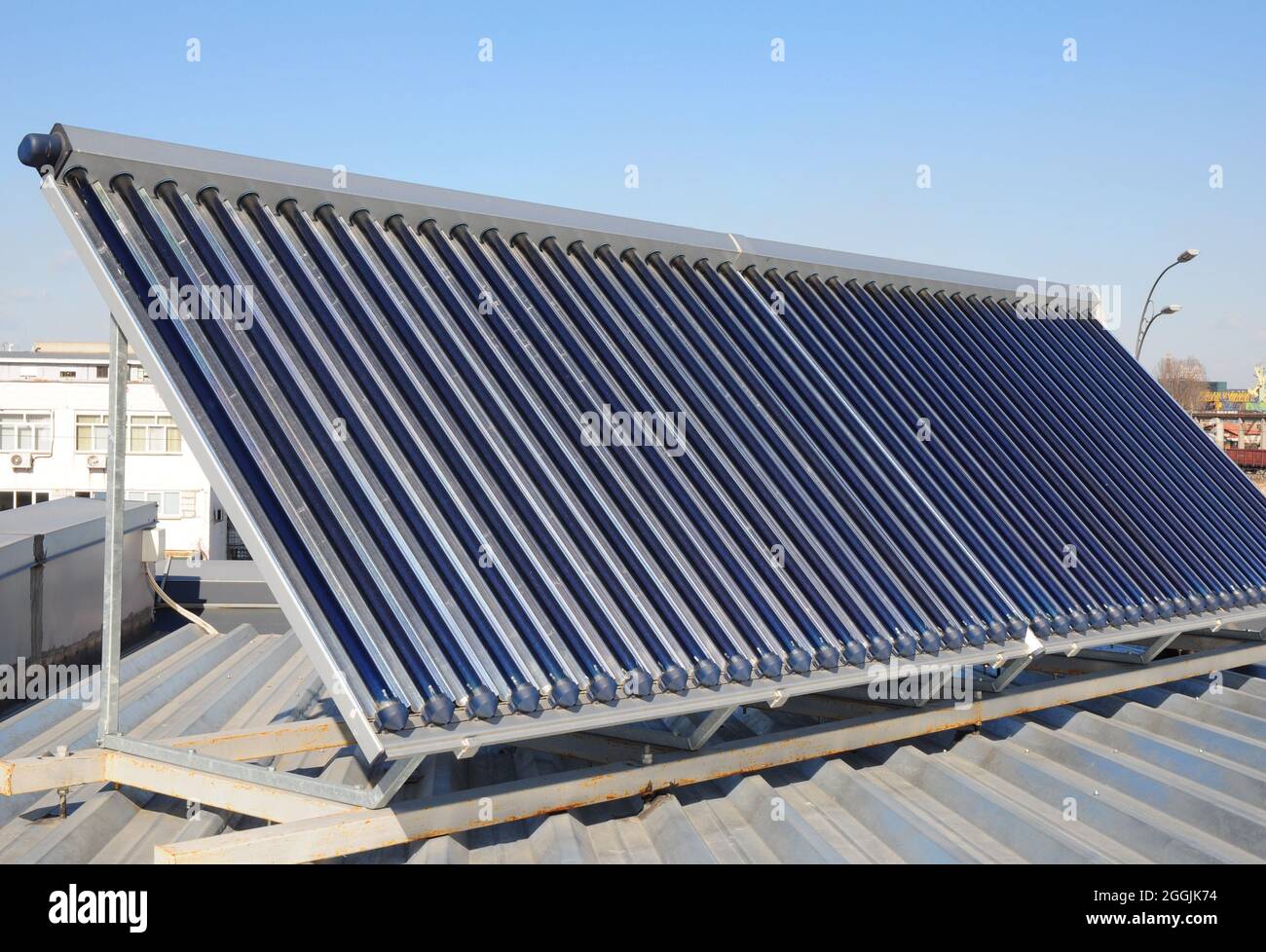 Modernes Hausdach mit Solar Water Heater, Sonnenkollektoren als Energieeffizienzlösung. Vakuum Solar Wasser Heizung System. Stockfoto