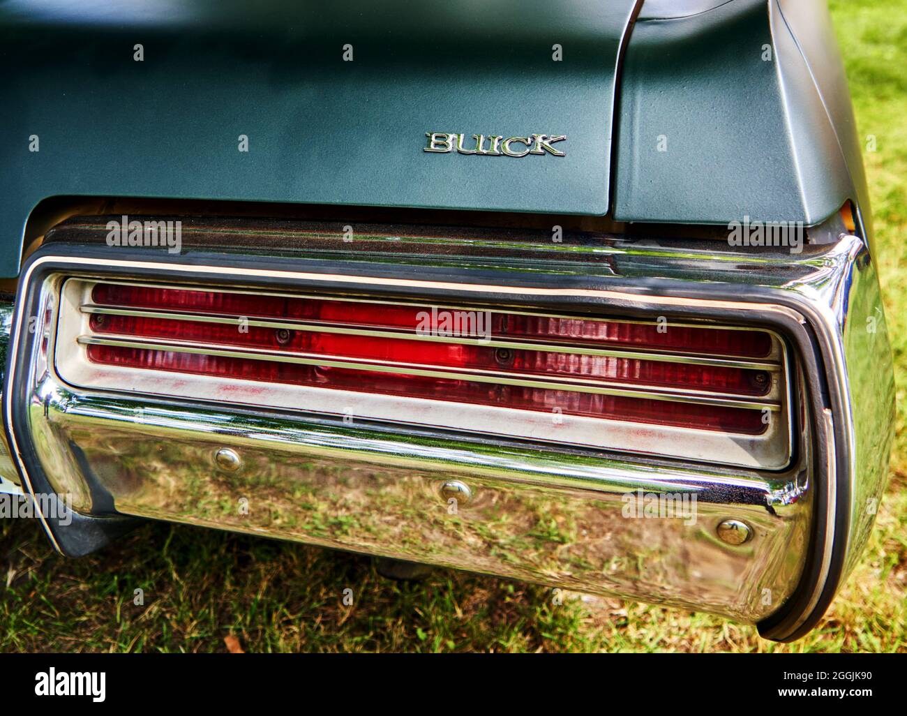 Buick Detail Rückansicht des Oldtimer aus der General Motors Gruppe mit Rücklicht und Chromstoßstange in Lehnin, Deutschland, 21. August 2021, illus Stockfoto
