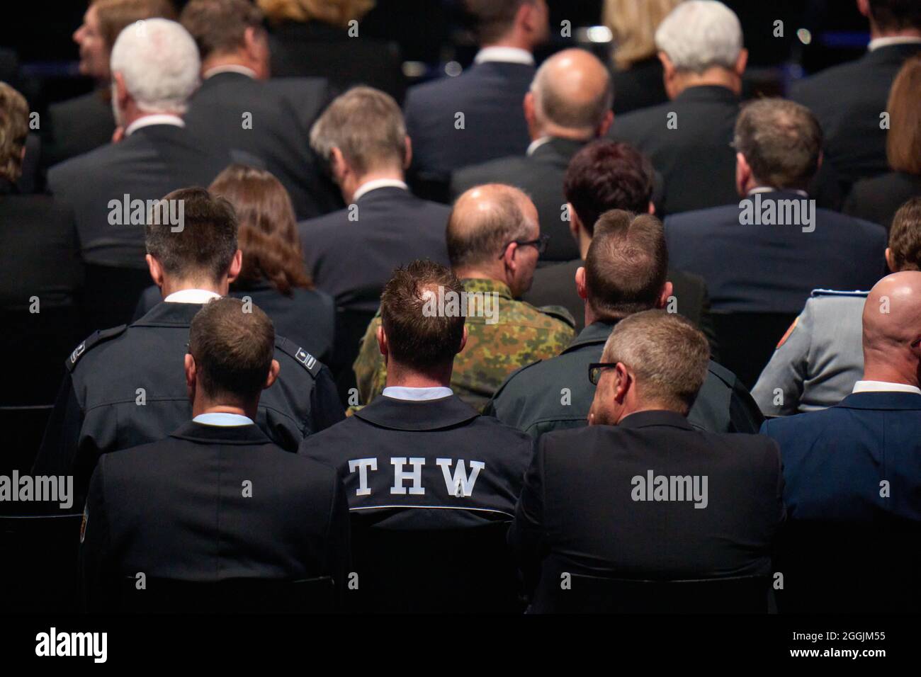 01. September 2021, Rheinland-Pfalz, Nürburg: Helfer sitzen während der Landesfeier des Landes Rheinland-Pfalz in der Ring Arena am Nürburgring zum Gedenken an die Opfer der Flutkatastrophe. Eingeladen sind die Angehörigen der Toten und Vermissten, Verletzten, Verletzten, Verletzten, Helfer und Bürgermeister der mehr als 250 betroffenen Städte. Foto: Thomas Frey/dpa Stockfoto
