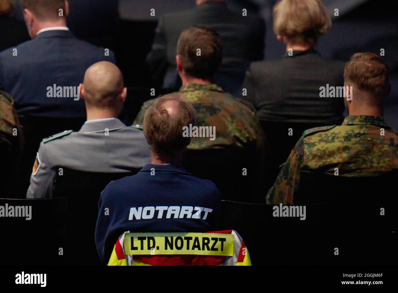 01. September 2021, Rheinland-Pfalz, Nürburg: Helfer sitzen während der Landesfeier des Landes Rheinland-Pfalz in der Ring Arena am Nürburgring zum Gedenken an die Opfer der Flutkatastrophe. Eingeladen sind die Angehörigen der Toten und Vermissten, Verletzten, Verletzten, Verletzten, Helfer und Bürgermeister der mehr als 250 betroffenen Städte. Foto: Thomas Frey/dpa Stockfoto