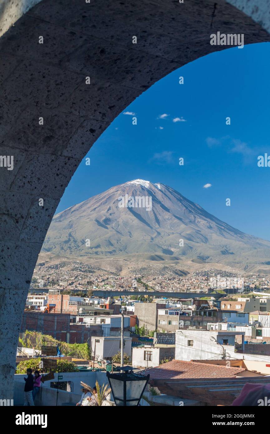AREQUIPA, PERU - 30. MAI 2015: Misti-Vulkan und Bögen auf dem Yanahuara-Platz in Arequipa, Peru Stockfoto