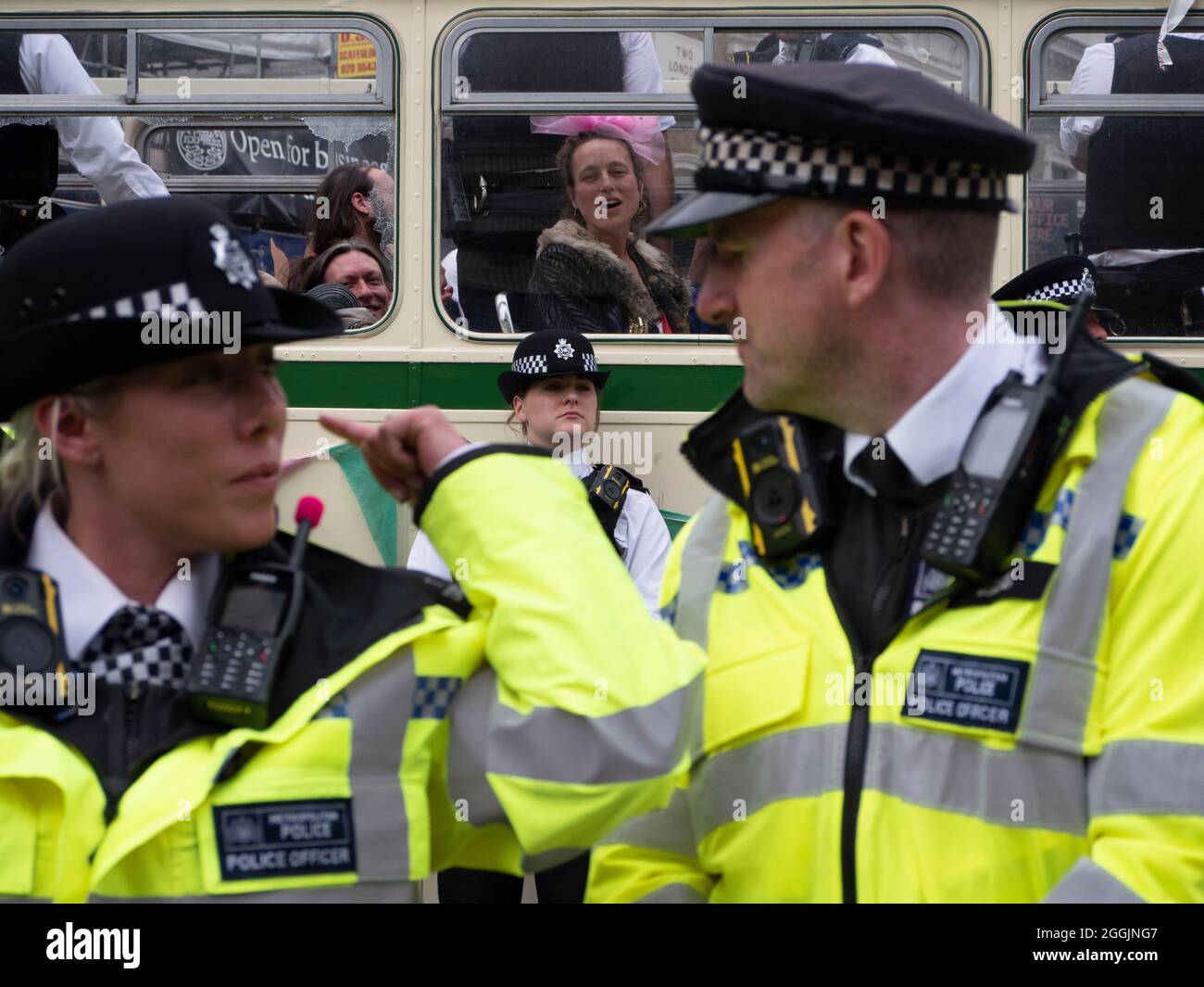 Extinction Rebellion-Aktivisten London 31. August 2021. Demonstranten blockieren die London Bridge mit einem Bus als Teil der laufenden XR-Proteste in London, während Polizeibeamte den Bus mit Demonstranten an Bord bewachen Stockfoto