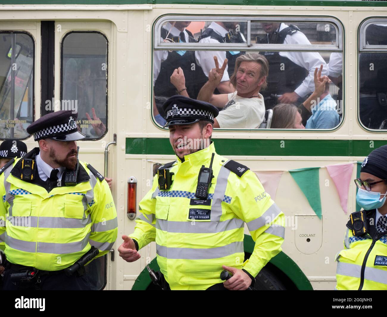 Extinction Rebellion-Aktivisten London 31. August 2021. Demonstranten blockieren die London Bridge mit einem Bus als Teil der laufenden XR-Proteste in London, während Polizeibeamte den Bus mit Demonstranten an Bord bewachen Stockfoto