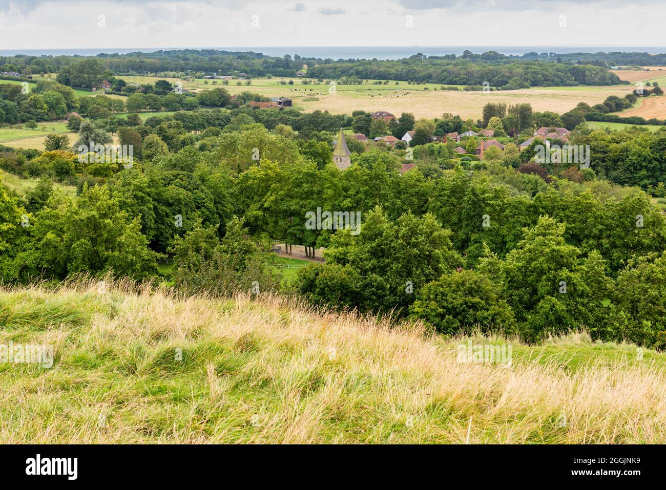 Blick vom Pilgrims Way auf das Dorf Postling bei Hythe in Kent. Stockfoto