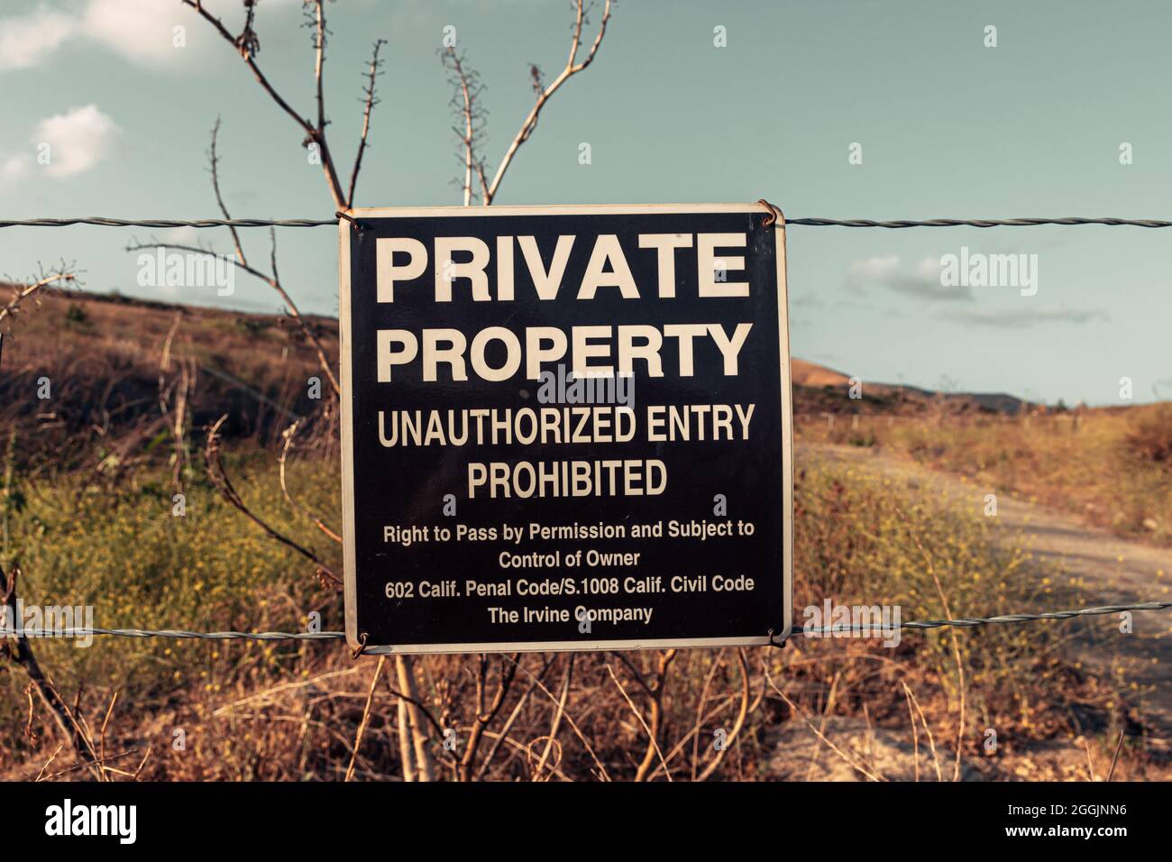 IRVINE, USA - 22. Mai 2021: Ein privates Grundstücksschild in den trockenen Hügeln von Irvine, Kalifornien, USA Stockfoto