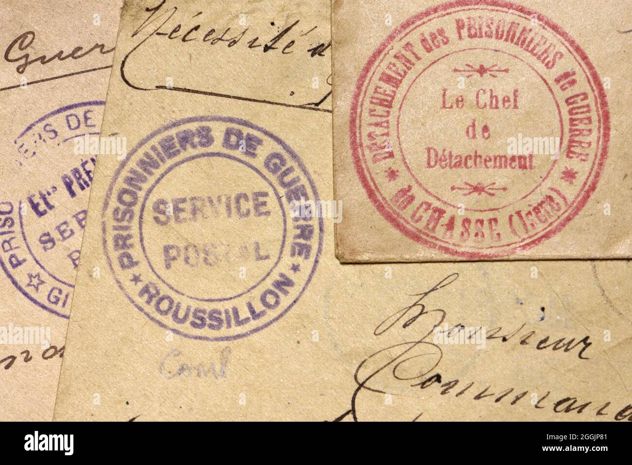 Briefumschläge mit offiziellen 'Service Prisonniers de Guerre'-Marken aus dem Ersten Weltkrieg für französische Kriegsgefangene Stockfoto