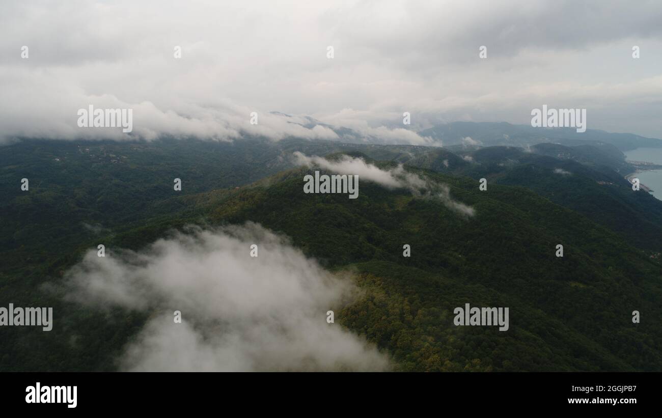 Herrlicher Blick über die Wolken der Berge des Schwarzen Meeres Stockfoto