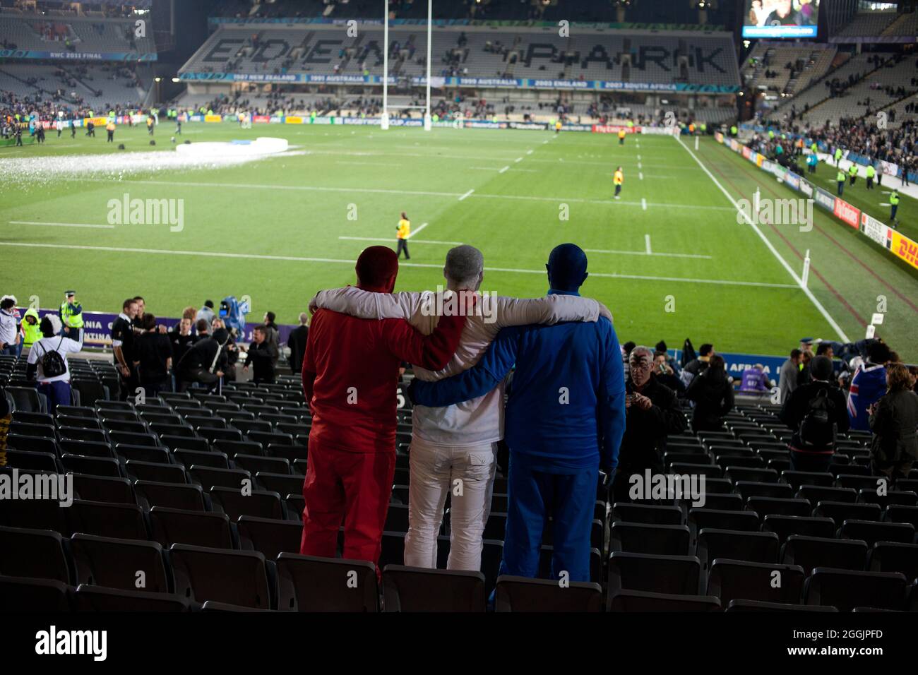 Drei französische Rugby-Fans, traurig, nachdem Frankreich im Finale der Rugby-Weltmeisterschaft 2011 im Eden Park gegen Neuseeland verloren hatte. Auckland, Neuseeland Stockfoto