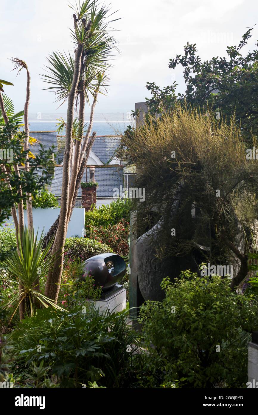 Barbara Hepworth Sculpture Garden, St Ives, Cornwall, Großbritannien: Flussform (1965), Four-Square (Walk Through) (1966) und Figure for Landscape (1959–60) Stockfoto
