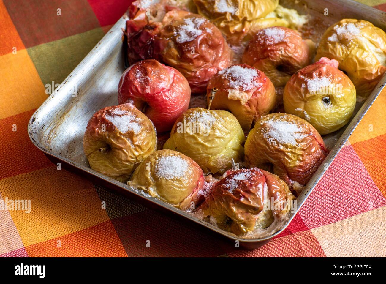 Im Ofen gebackene Äpfel mit Zucker Stockfotografie - Alamy