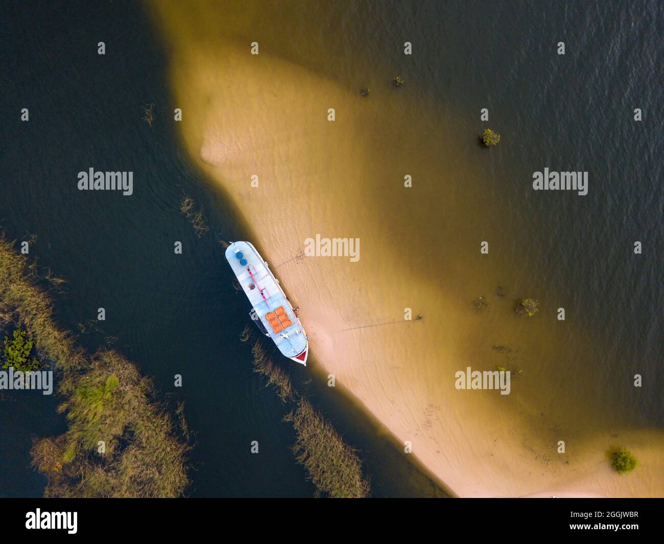 Schöne Drohne Luftaufnahme vom Boot auf Tapajos River Strand im Amazonas Regenwald an sonnigen Sommertag. Alter do Chão, Brasilien. Konzept der Natur. Stockfoto
