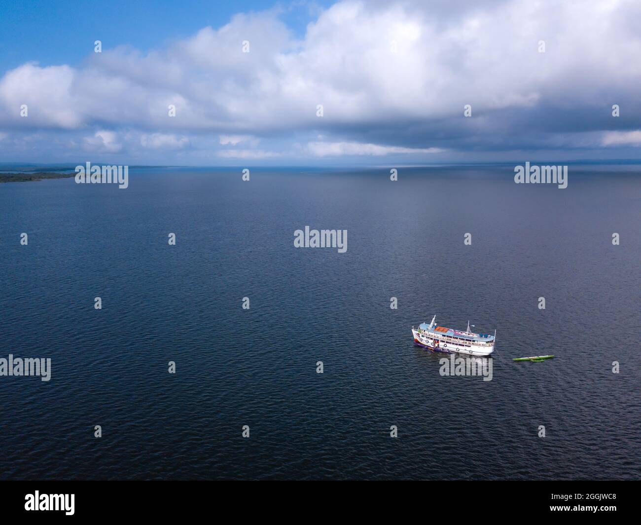 Schöne Luftaufnahme des Bootes, das am sonnigen Sommertag auf dem Tapajos River im Amazonas Regenwald segelt. Alter do Chão, para, Brasilien. Konzept der Natur, conse Stockfoto