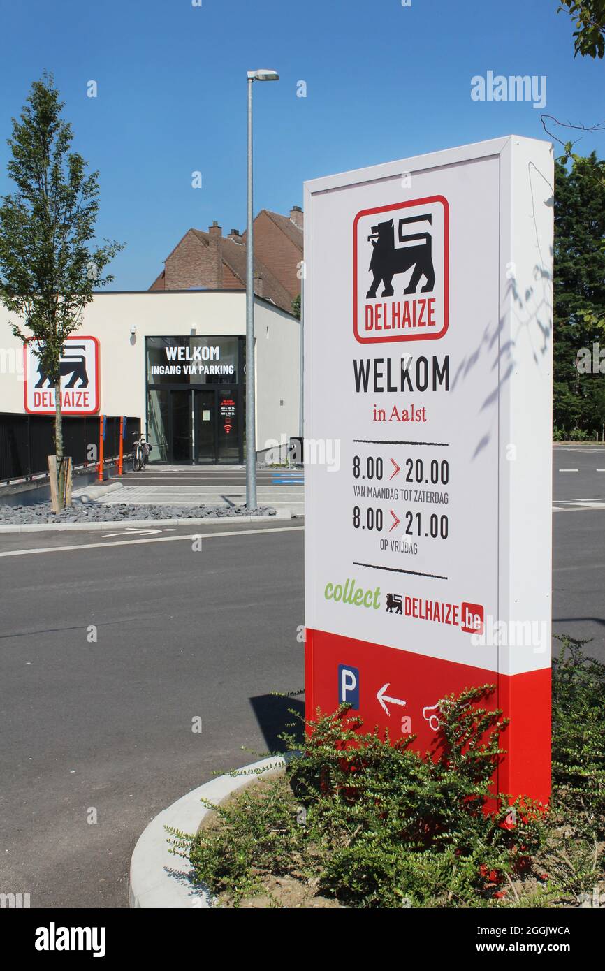 AALST, BELGIEN, 25. AUGUST 2021: Außenansicht des neu erbauten Delhaize Supermarktes in Aalst. Die Delhaize Group ist eine belgische Supermarktkette mit Stockfoto
