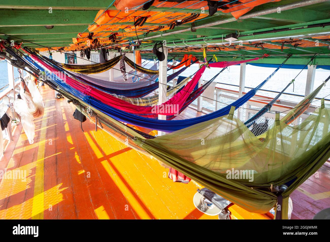 Bunte Hängematten auf dem Holzboot des Amazonas-Regenwaldes an sonnigen Sommertagen. Alter do Chão, para, Brasilien. Konzept der Natur, Naturschutz, Umwelt, Öko Stockfoto