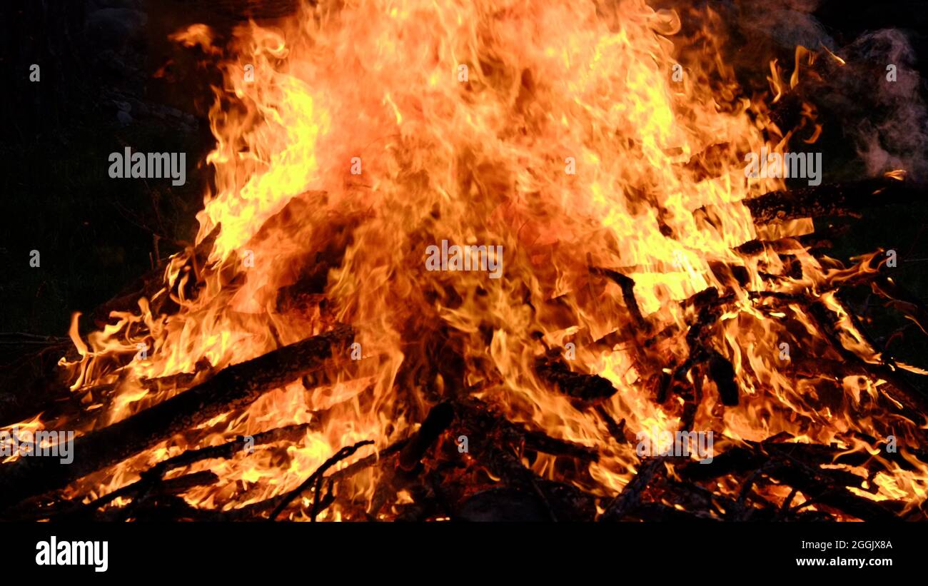 Kontrolliertes Bürstenfeuer mit Burning Perm, das von der Feuerwehr der Stadt Woodstock ausgegeben wurde Stockfoto