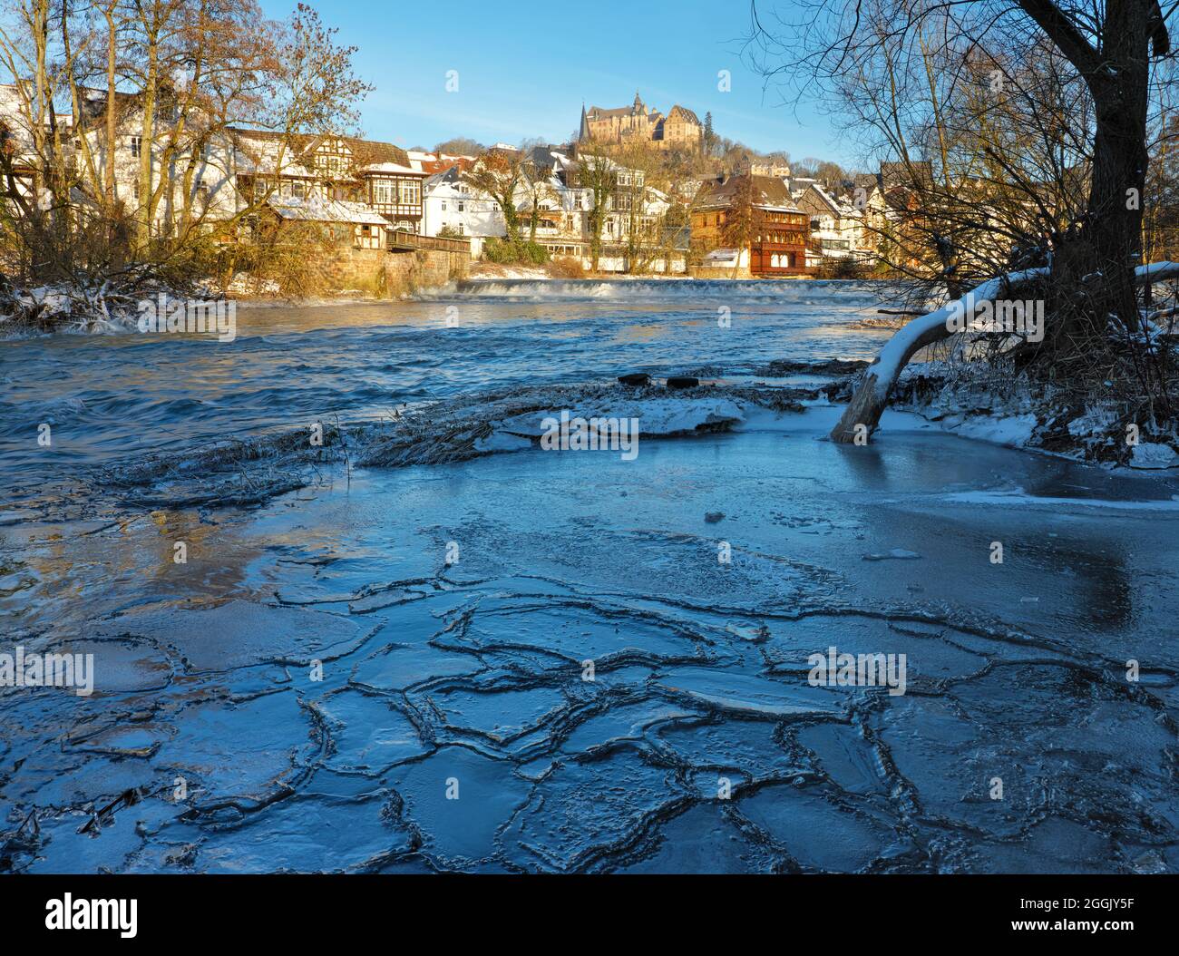 Europa, Deutschland, Hessen, Naturpark Lahn-Dill-Bergland, Eisformationen auf der Lahn bei Marburg, Blick auf die Altstadt mit dem Landgrafenschloss Stockfoto