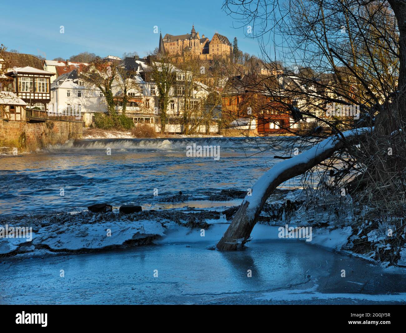 Europa, Deutschland, Hessen, Naturpark Lahn-Dill-Bergland, Eisformationen auf der Lahn bei Marburg, Blick auf die Altstadt mit dem Landgrafenschloss Stockfoto
