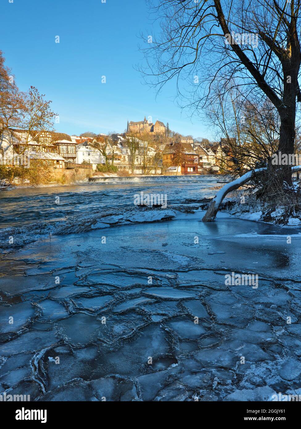 Europa, Deutschland, Hessen, Naturpark Lahn-Dill-Bergland, Eisformationen auf der Lahn bei Marburg, Blick auf die Altstadt mit dem Landgrafenschloss Stockfoto