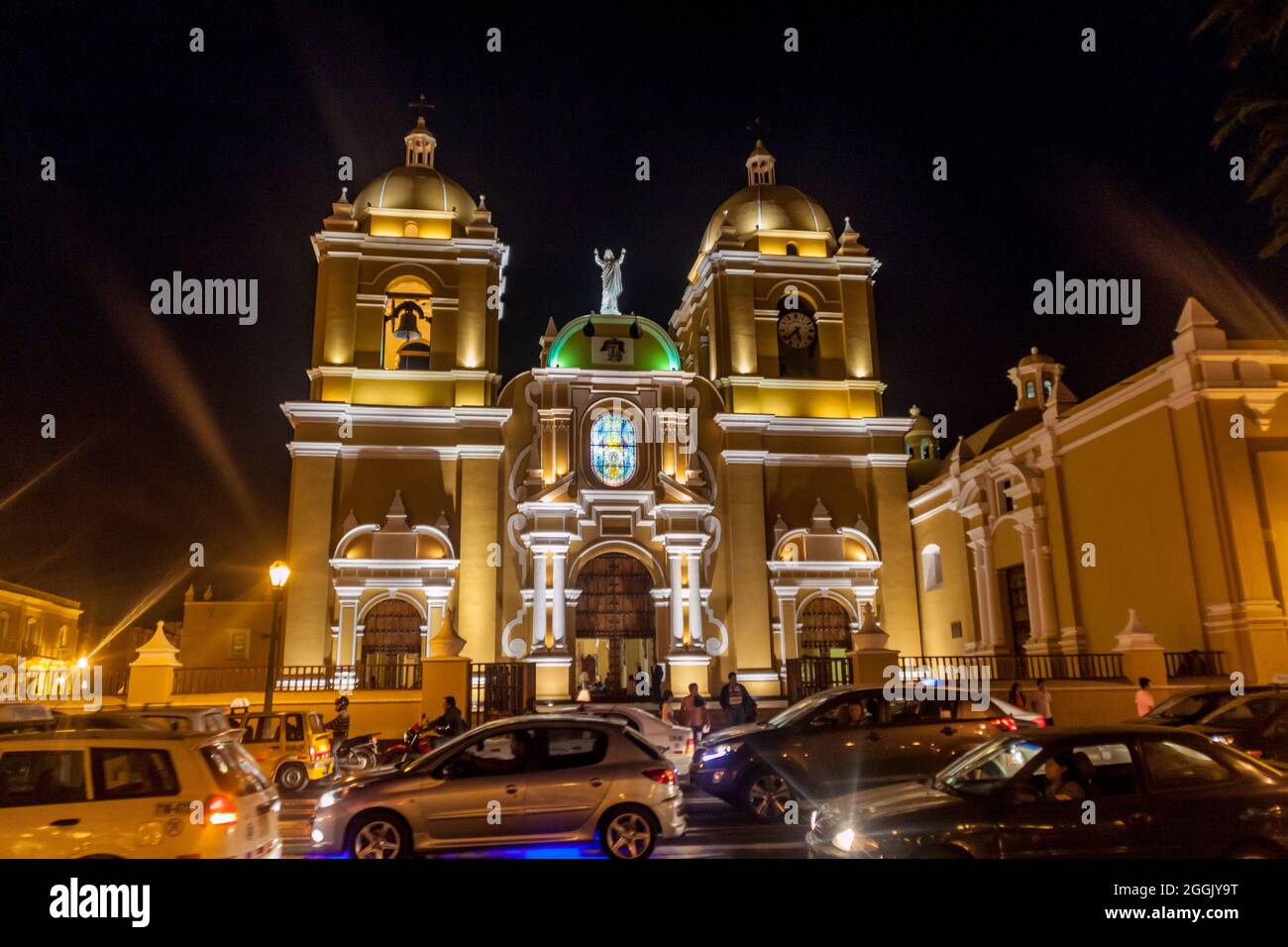 TRUJILLO, PERU - 6. JUNI 2015: Nachtansicht der Basilica Menor Kathedrale in Trujillo, Peru Stockfoto