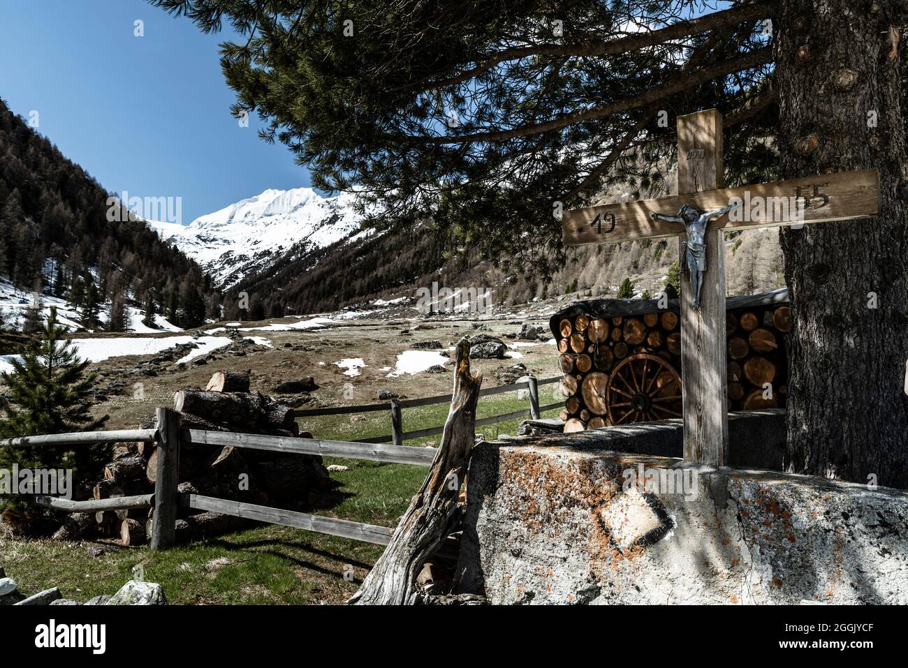 Kreuzung im Turtmann Tal Stockfoto