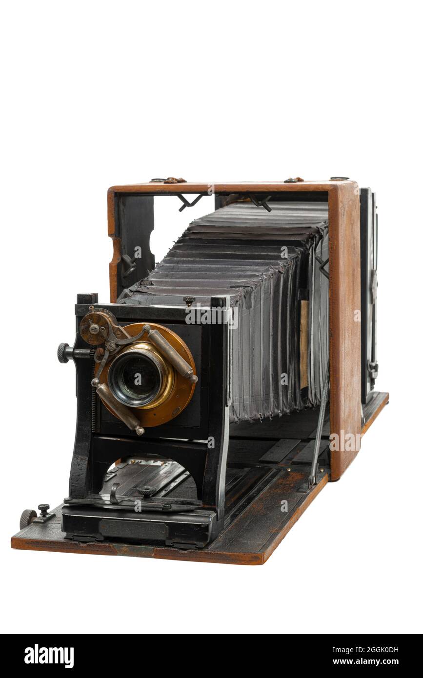 Vertikal abgewinkelte Aufnahme einer sehr frühen antiken 8x10-Glasplatten-Kamera von Folmer und Schwing, 120 Jahre alt, isoliert auf Weiß. Stockfoto
