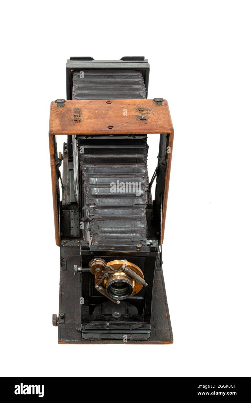 Vertikale Aufnahme einer 8×10 Glasplatten-Kamera von Folmer und Schwing vor 120 Jahren isoliert auf Weiß. Stockfoto