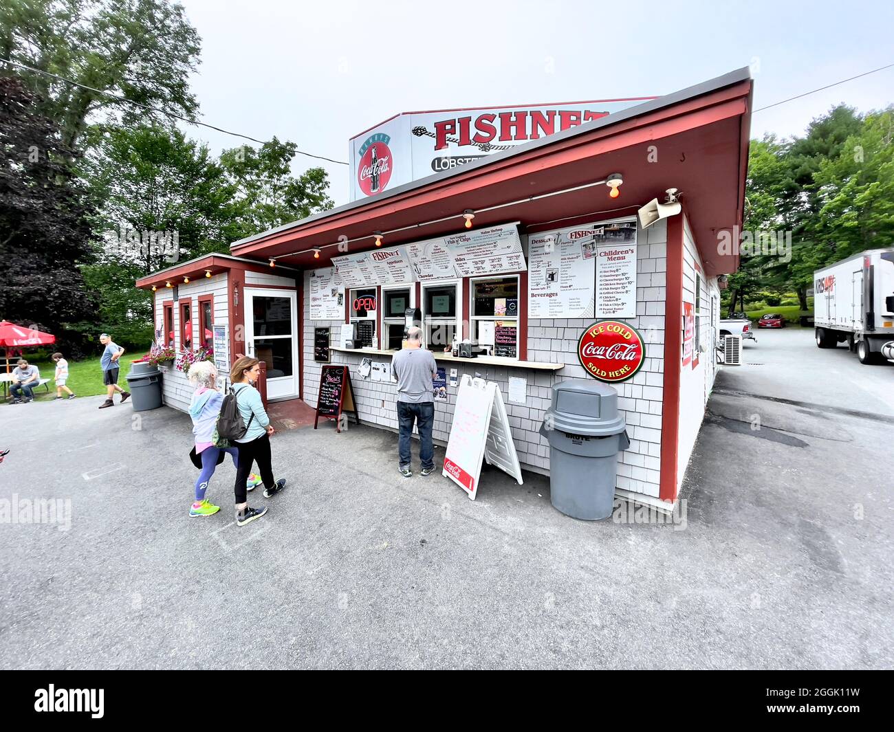 Das Fish Net Restaurant in Blue Hill, Maine, ist ein schwaches Restaurant am Straßenrand, das Hummer- und Meeresfrüchte-Gerichte anbietet. Stockfoto