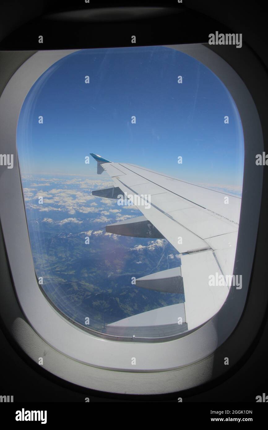 Über den Wolken, Blick aus dem Flugzeug auf die Berge Stockfoto