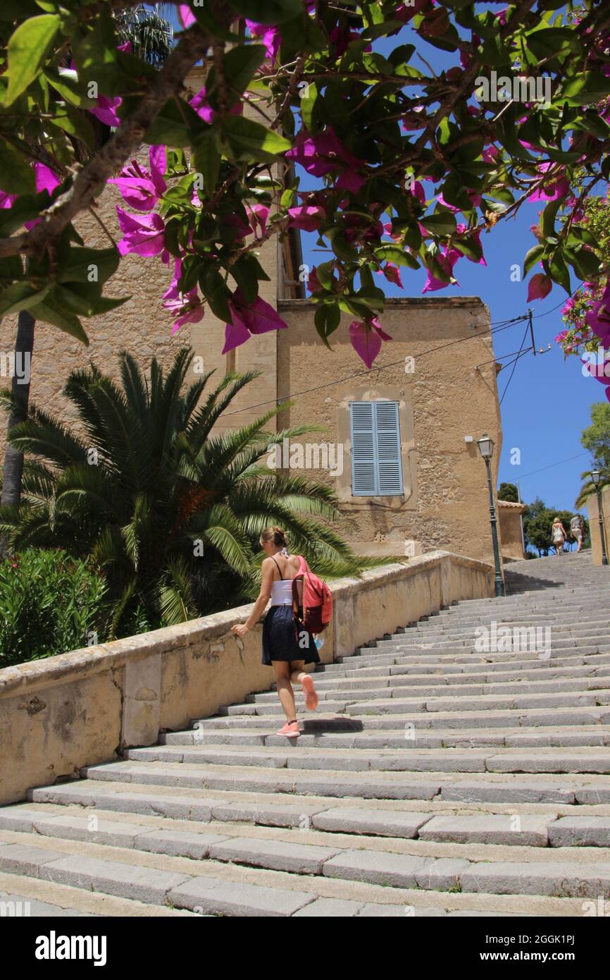 Junge Frau auf der Treppe zum Kalvarienberg in Arta, Mallorca, Balearen, Spanien Stockfoto