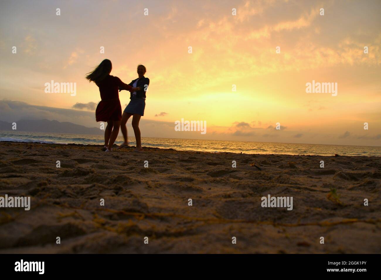 Zwei junge Frauen am Strand, Lebensfreude, Spanien, Balearen, Mallorca, Cala Millor Stockfoto