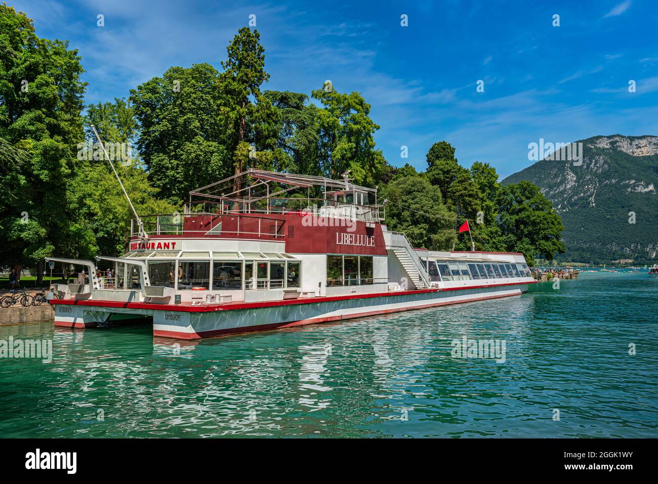 Das Boot Libellule ist ein Restaurant, das seine Dienste während der Navigation im Panorama-See von Annecy anbietet. Annecy, Frankreich Stockfoto