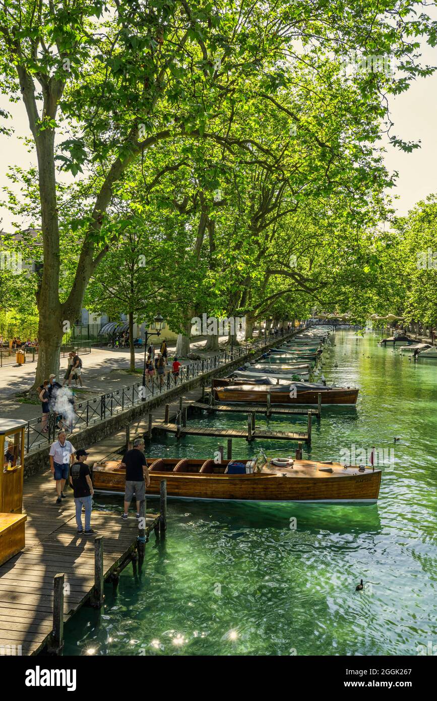 Touristische Landung auf dem Canal du Vassè.Diese Anlegestellen sind mit jahrhundertealten Platanen bedeckt, mit direktem Blick auf die Pont des Amours.Annecy, Frankreich Stockfoto