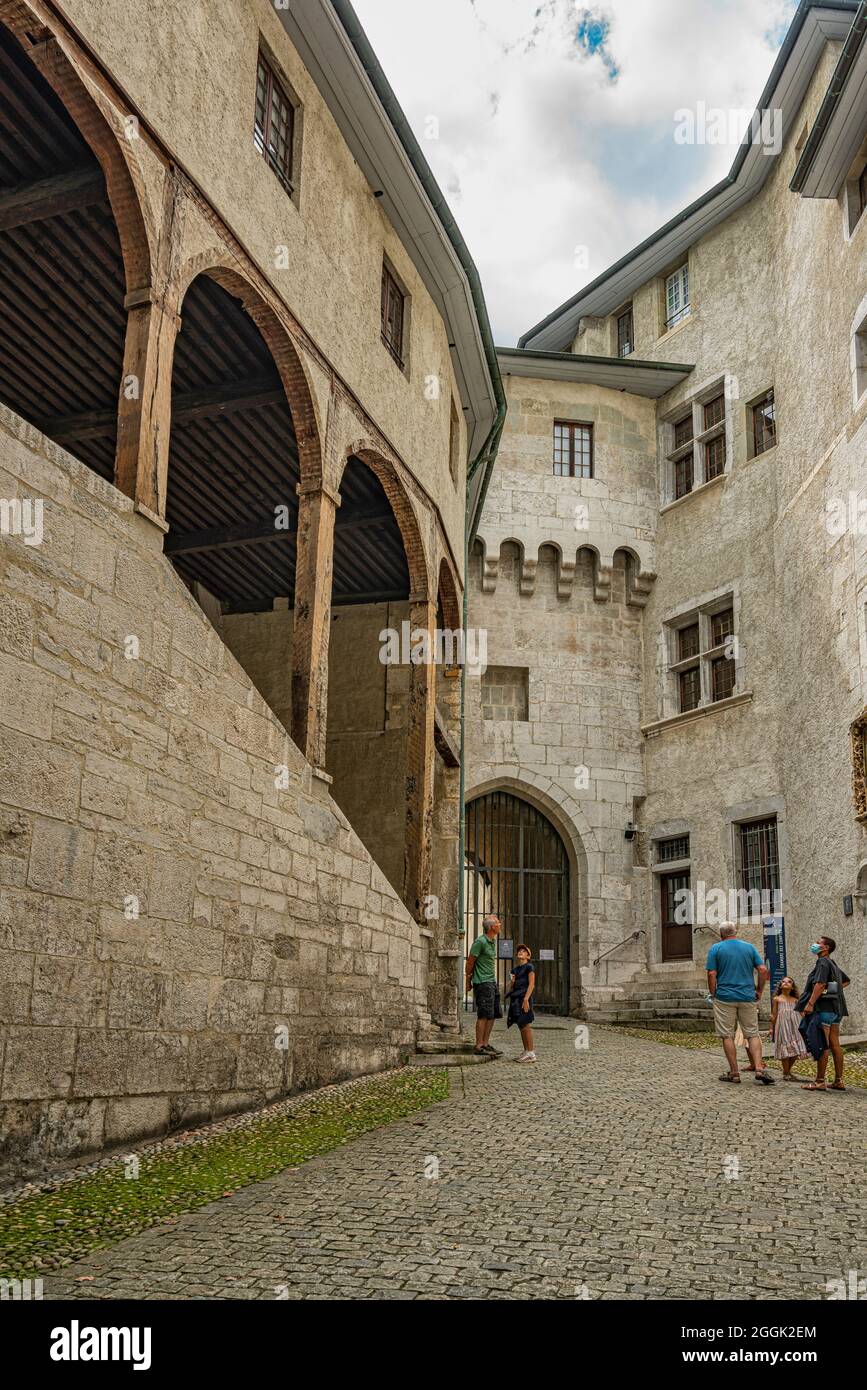 Architektur und Innenhof des Schlosses der Herzöge von Savoyen in Chambery. Chambery, Region Auvergne-Rhône-Alpes, Savoyen, Frankreich Stockfoto