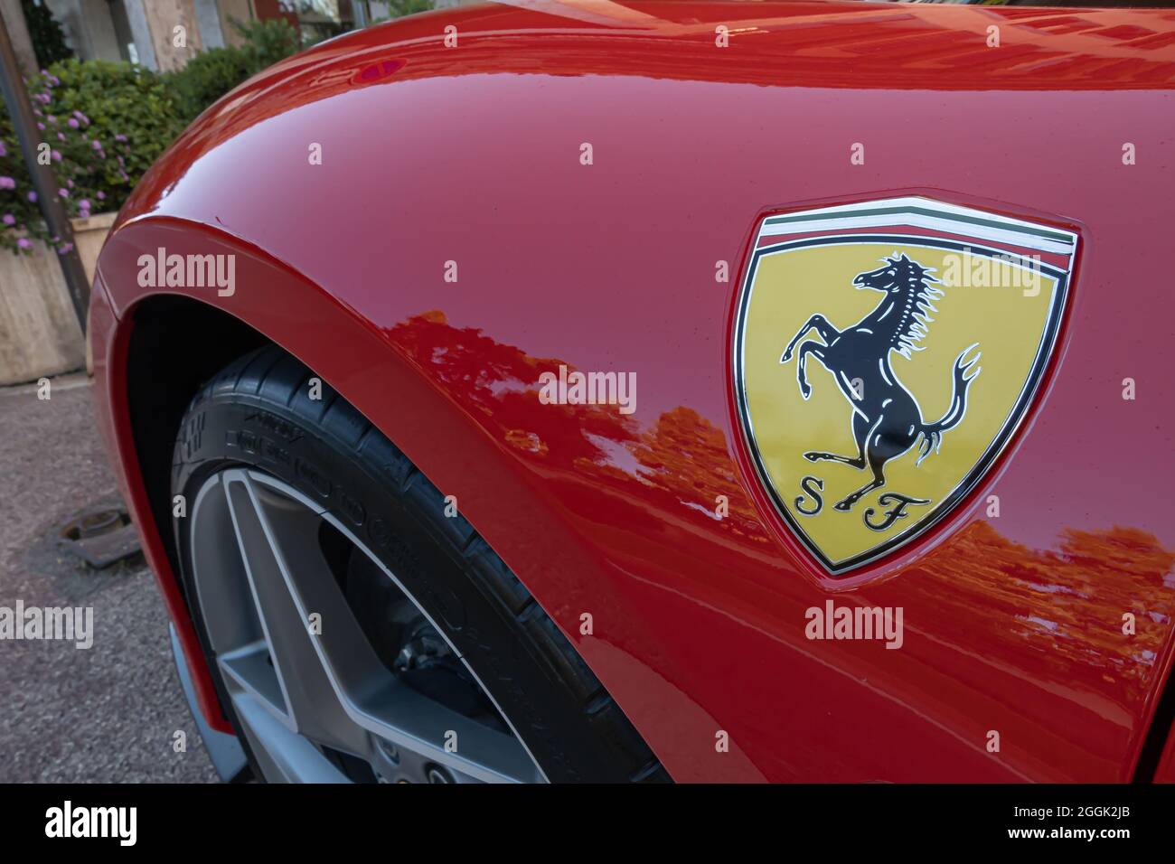 Monte Carlo, Monaco - 4. Juli 2020: Detail eines roten Ferrari - italienischer Supersportwagen Stockfoto