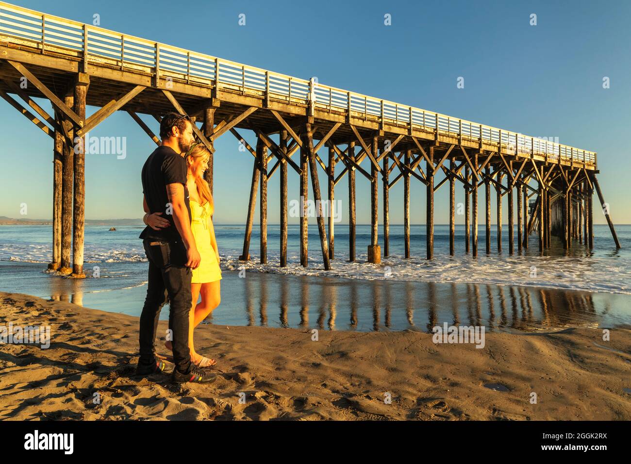 Paar am San Simeon Pier, William Randolph Hearst Memorial State Park, Kalifornien, USA, Stockfoto