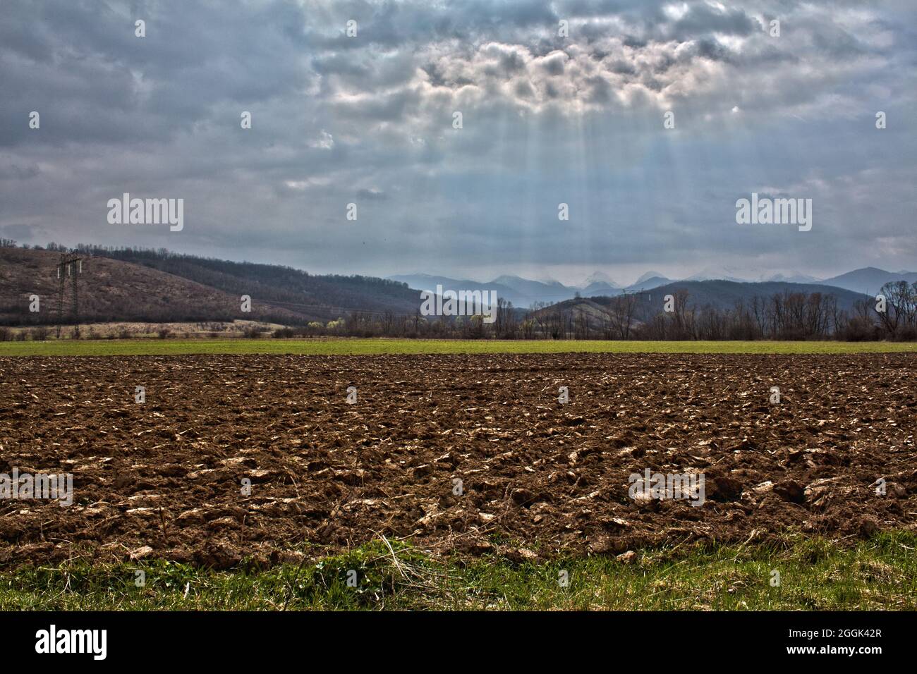 Sonnenstrahlen durchziehen dünne Wolken. Stockfoto