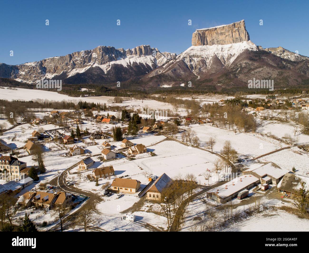 Drohnenfoto von Chichilianne, Abteilung Isère in der Region Auvergne-Rhône-Alpes, mit Mont Aiguille im Hintergrund Stockfoto