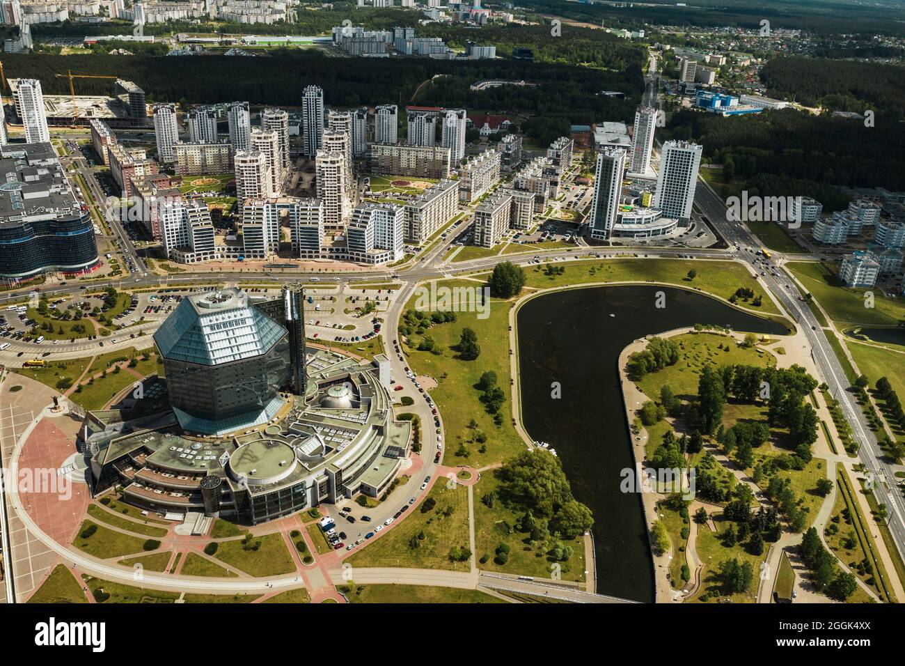 Draufsicht auf die Nationalbibliothek und ein neues Viertel mit einem Park in Minsk-der Hauptstadt der Republik Belarus, ein öffentliches Gebäude. Stockfoto