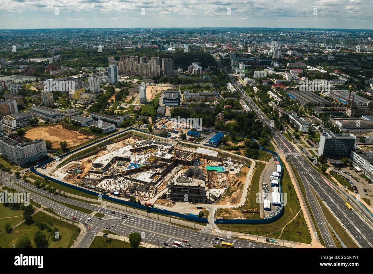 Blick aus der Höhe der Baustelle in Minsk in der Nähe der Nationalbibliothek.Bau im Zentrum von Minsk.Minsker Baustelle.Weißrussland. Stockfoto