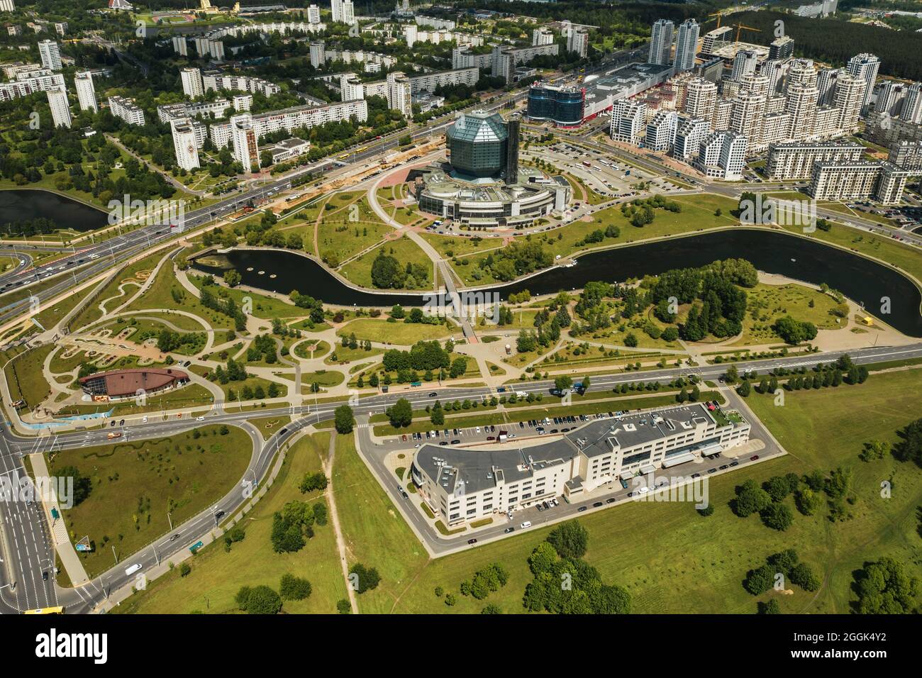 Draufsicht auf die Nationalbibliothek und ein neues Viertel mit einem Park in Minsk-der Hauptstadt der Republik Belarus, ein öffentliches Gebäude. Stockfoto
