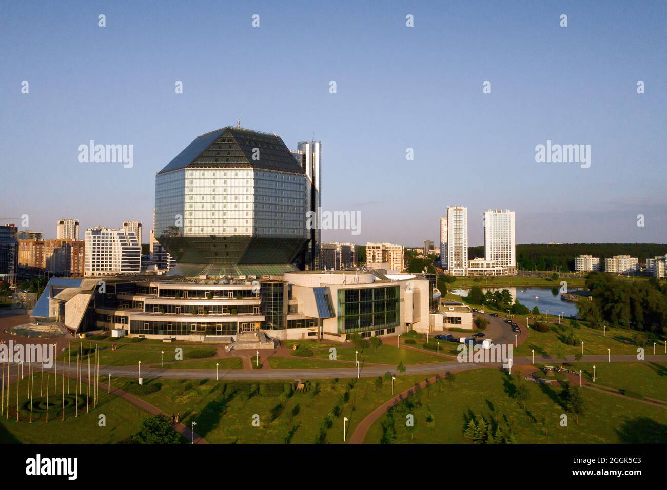 Draufsicht auf die Nationalbibliothek und ein neues Viertel mit einem Park in Minsk-der Hauptstadt der Republik Belarus bei Sonnenuntergang, ein öffentliches Gebäude. Stockfoto