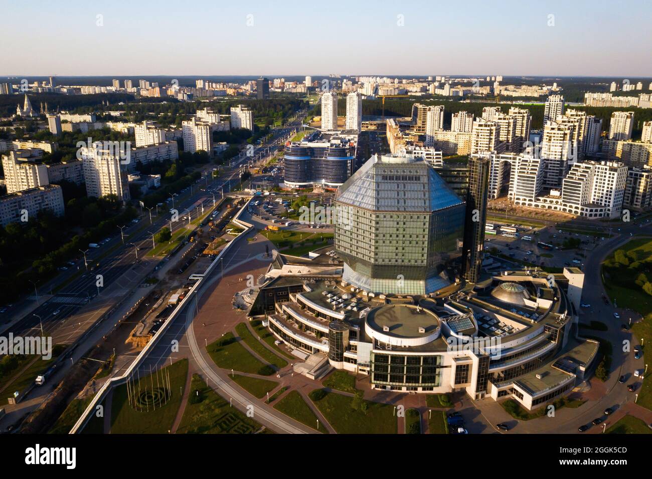 Draufsicht auf die Nationalbibliothek und ein neues Viertel mit einem Park in Minsk.Weißrussland, öffentliches Gebäude. Stockfoto