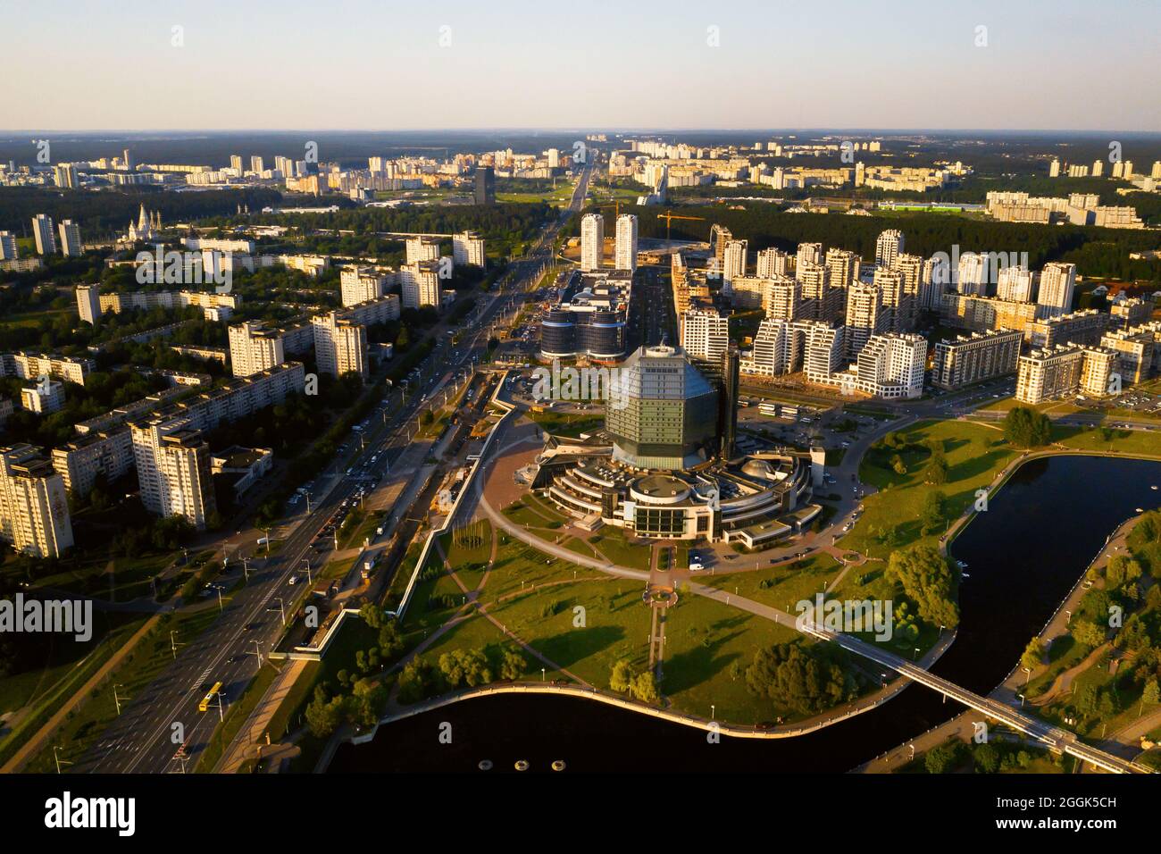 Draufsicht auf die Nationalbibliothek und ein neues Viertel mit einem Park in Minsk.Weißrussland, öffentliches Gebäude. Stockfoto