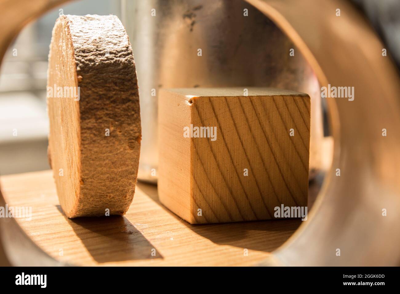 Holzobjekte geometrische Zusammensetzung im Sonnenlicht. Stockfoto