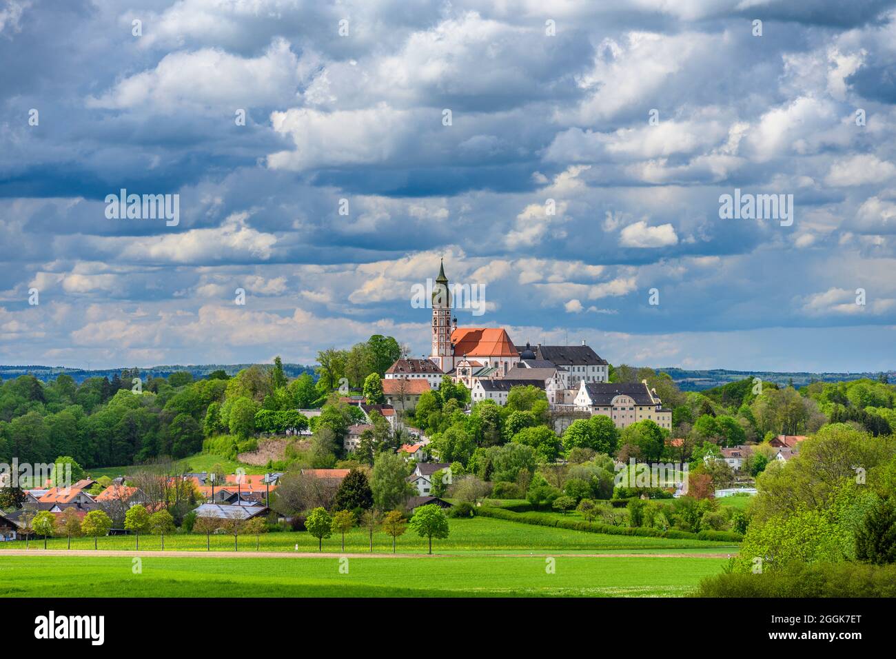 Deutschland, Bayern, Oberbayern, Fünfseenland, Andechs, Frühlingslandschaft mit Kloster Andechs Stockfoto