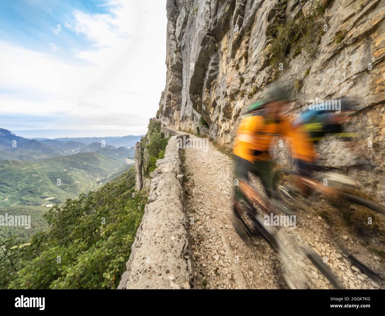 Mountainbiker auf Singletrails und die alte Römerstraße in der Nähe des Col du Rousset. Auf Tour durch das Naturschutzgebiet Hauts-Plateaus du Vercors, Departement Auvergne-Rhône-Alpes. Stockfoto