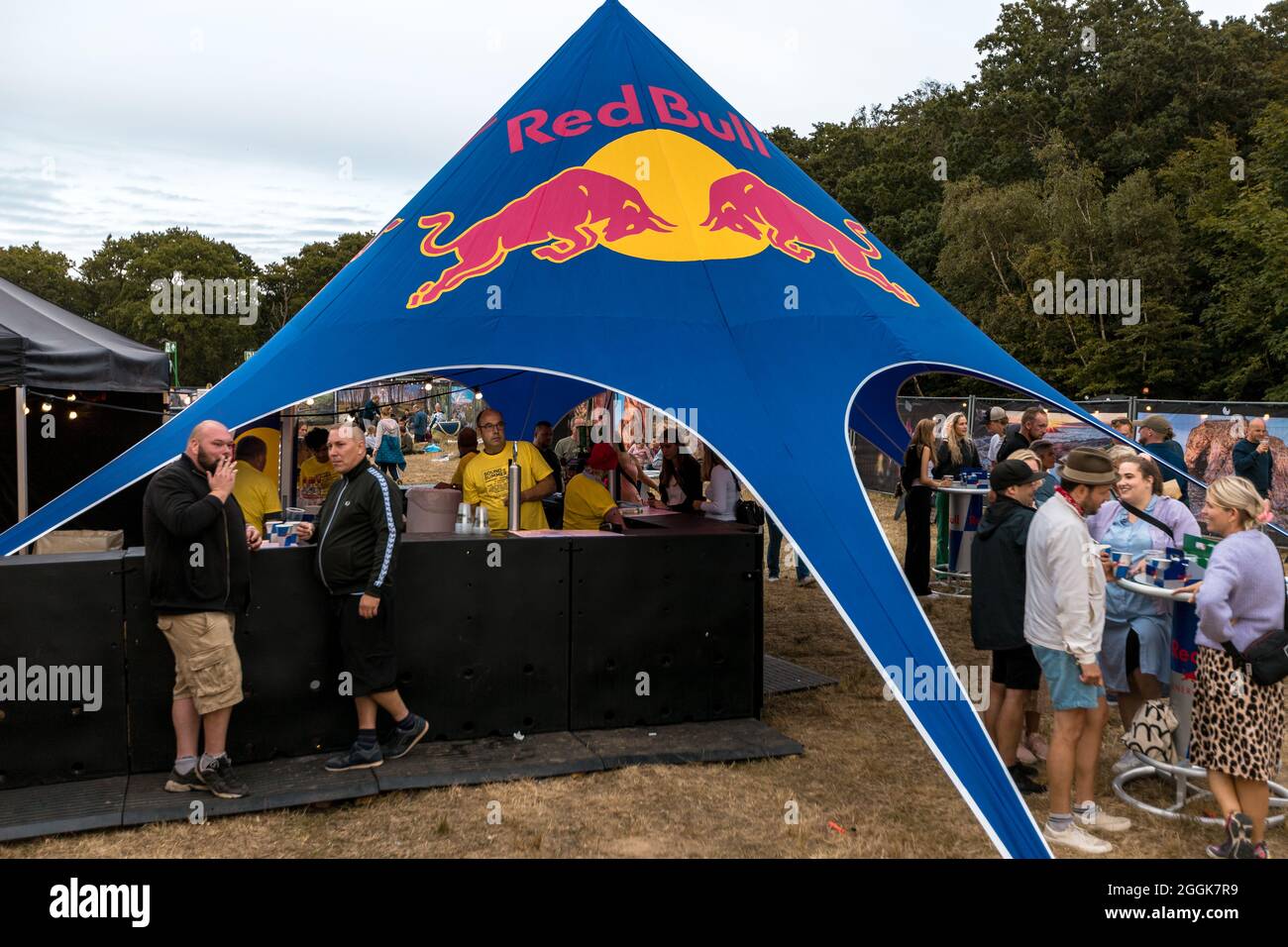 BORNHOLM, DÄNEMARK - 06. Aug 2021: Eine große blaue Red Bull Zeltdecke umgeben von Menschen bei einem Festival in Bornholm, Dänemark Stockfoto